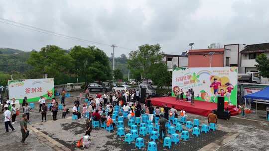 乡村户外活动人群聚集场景
