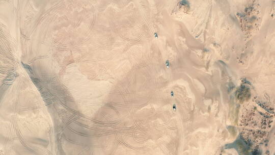沙漠中行驶的越野车大气航拍
