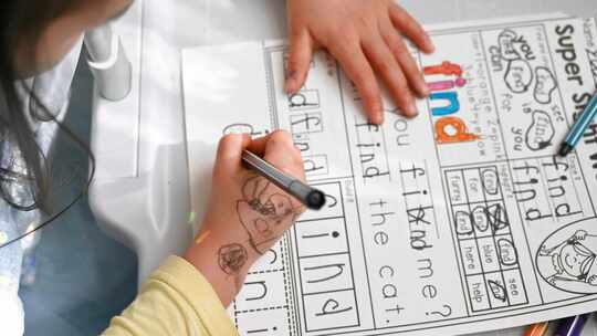 幼儿园儿童桌上学写字写英文字母