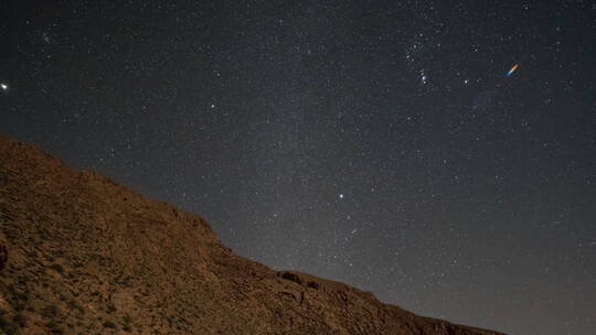 峡谷上方星空延时