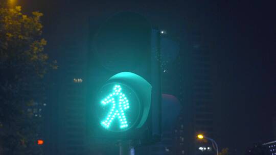 4K夜晚人行道红绿灯-红绿灯-红灯变绿灯视频素材模板下载