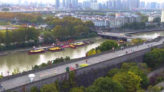 城市中河流及城墙的景观航拍