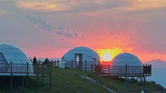 夕阳下的露营地帐篷