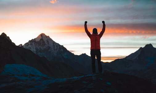 登山者站在山顶航拍