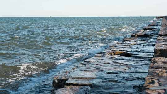 海浪冲击拍打码头