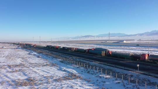 雪后山脚高速公路堵车路段