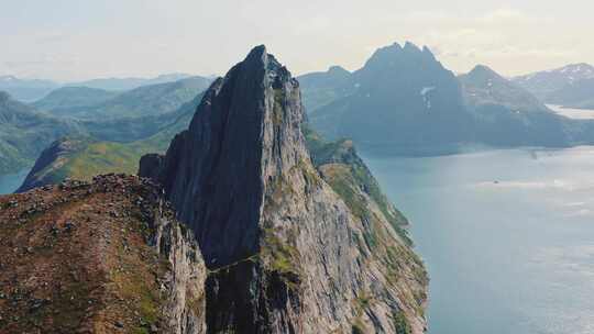 在晴天的空中，落基山顶靠近海洋