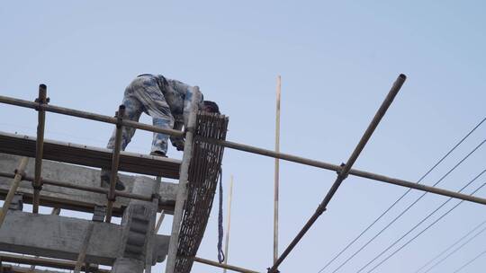 村子里为龙舟搭建的防雨建筑