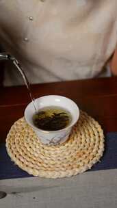 将茶倒入公道杯 茶文化 乌龙茶 凤凰单丛