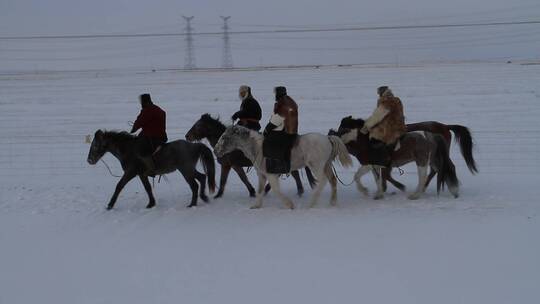 内蒙古蒙古族牧民骑马在冬季草原视频素材模板下载
