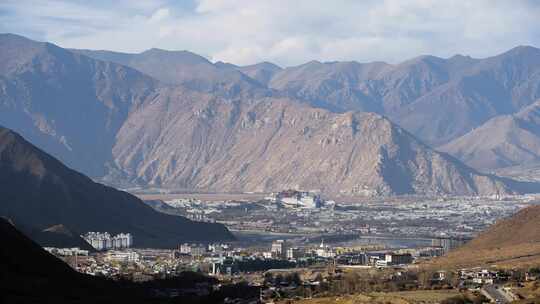 拉萨天堂草原拍布达拉宫的延时摄影