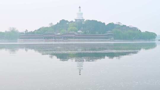 北京春天北海公园早晨湖面晨雾倒影风光