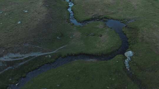 航拍青藏高原上分支的河流视频素材模板下载