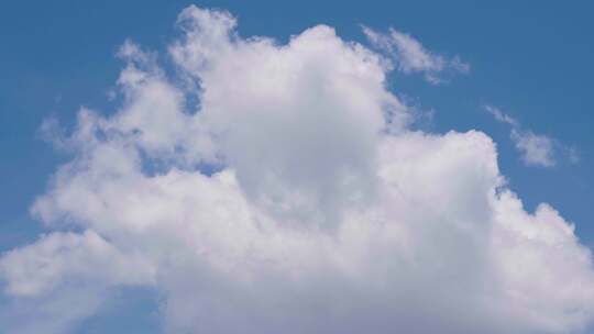 蓝天中的蓬松白云