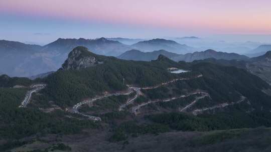 山间蜿蜒公路与壮丽山景