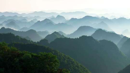 航拍雄伟壮阔的群山