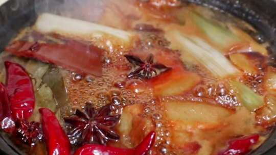 香料锅里沸腾 八角桂皮香叶煮食材
