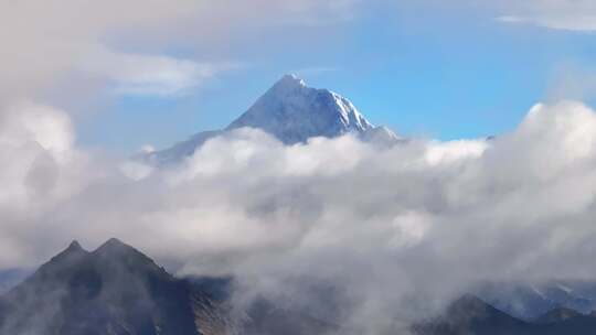 航拍四川蜀山之王贡嘎山云海雪山风光视频素材模板下载