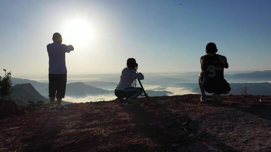 晨曦日出剪影人物云海山峰视频素材模板下载