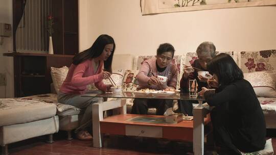 一家人在一起吃饭视频素材模板下载