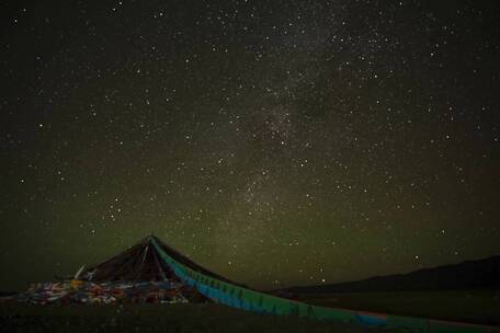 在西藏拍摄的经幡背景星空延时流星合成视频