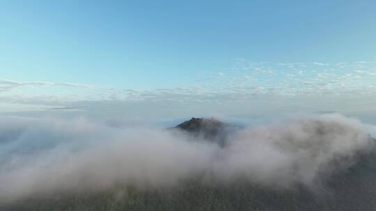 山峰云雾缭绕云海航拍雨后山上雾气森林风景