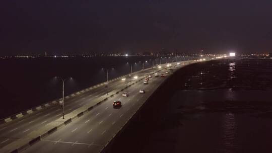 夜晚道路上行驶的汽车