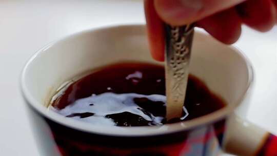 用勺子搅拌杯中的茶或者咖啡视频素材模板下载