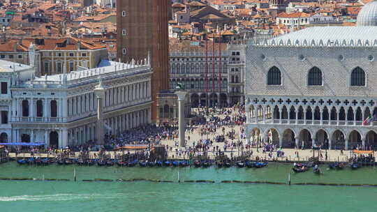 人们在威尼斯享受城市之旅，圣马可广场景观，观光