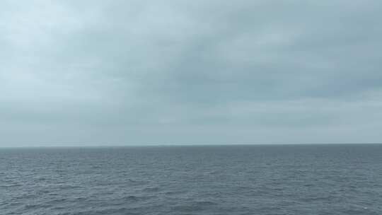 阴天大海航拍海面飞行海平面飞越大海下雨天