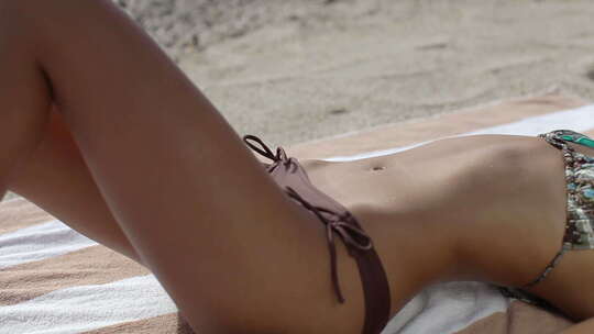 海滩上女士享受日光浴视频素材模板下载