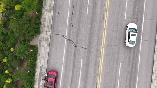 俯瞰道路上行驶及停靠的汽车