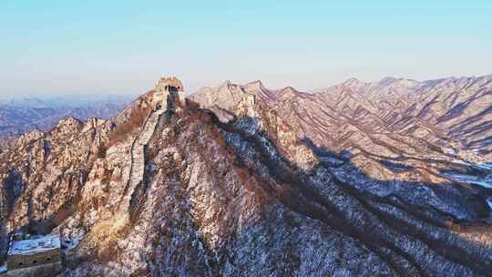 航拍冬季山脉白雪覆盖的长城