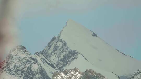 川西高原上的雪山雪宝顶