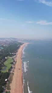 竖版航拍大海海浪沙滩山东日照万平口风景区