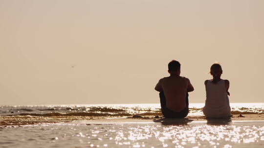 情侣坐在海边的背影