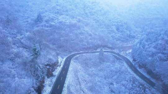 4K冬天山区道路航拍视频