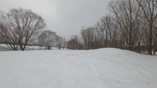 冬天穿越机航拍雪景4K河流下雪