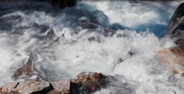 川西景区溪流河水激流冲击石头