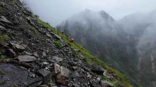 攀登四川第二高峰中山峰的登山队徒步进山