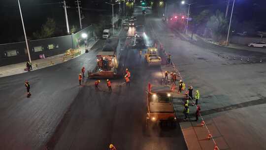 城市夜晚道路抢修过年路面翻修夜晚加班航拍