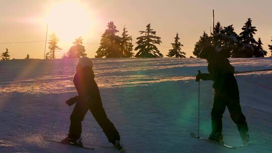 男孩在日出时滑雪