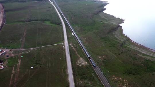 青海湖边的青藏铁路火车