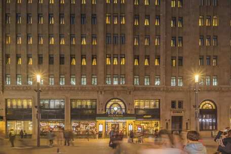 上海外滩和平饭店建筑夜晚夜景人流延时摄影