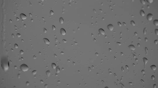 下雨雨水从玻璃上慢慢滑落4K