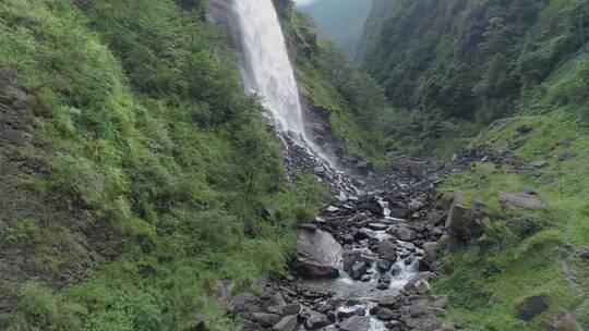 4k高山流水视频绿色原始森林瀑布红衣民族女