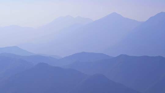 山顶俯视群山风景