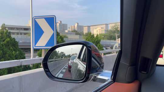 第一人称驾驶汽车行驶在北京的公路上
