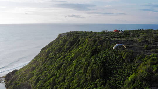 滑翔伞飞越悬崖