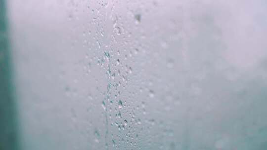 大雨雨滴雨水拍打窗户
